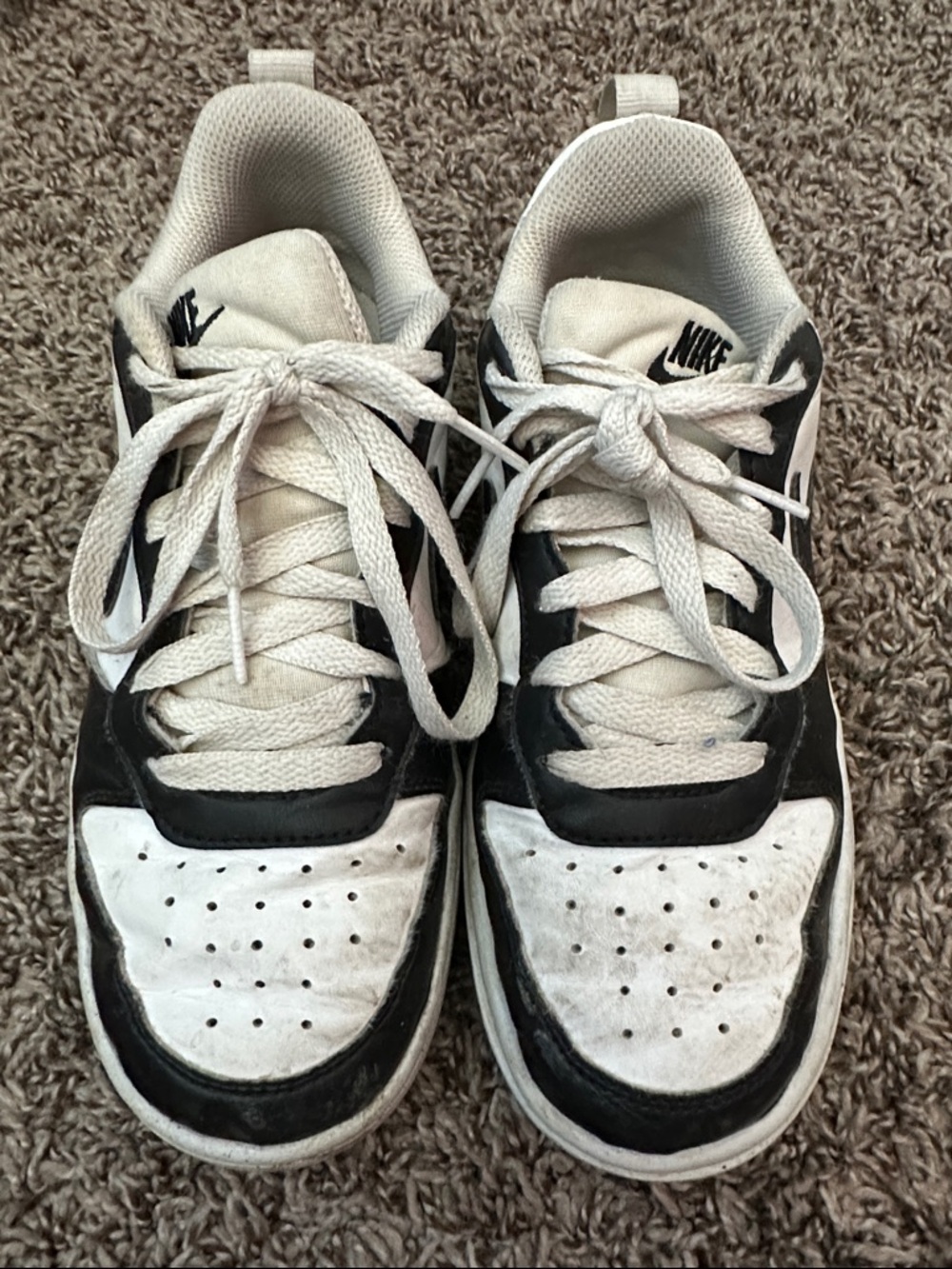 Kids Nike Black and White Retro Low-Top Sneakers size 4